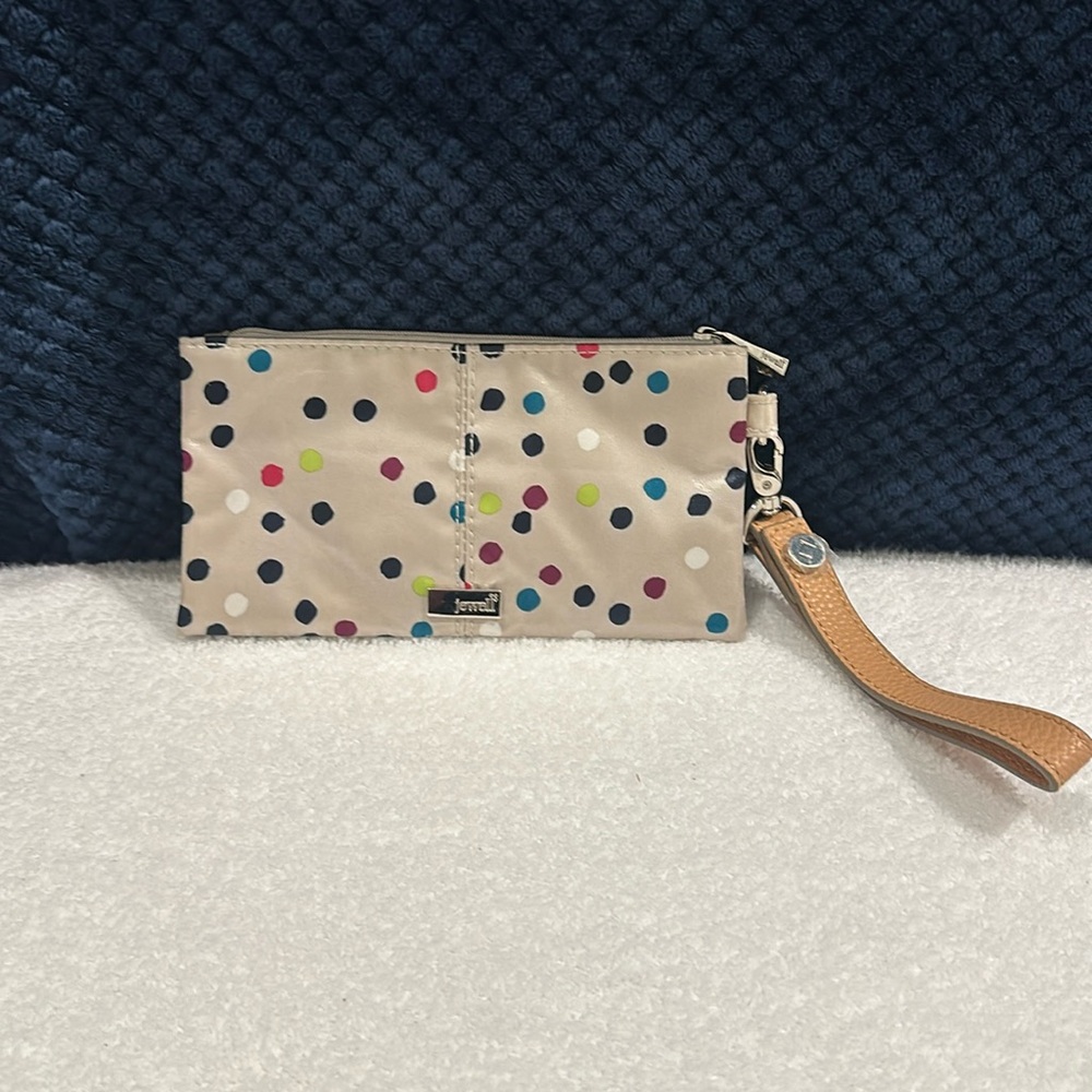 Jewell by thirty-one wristlet with two credit cards pockets.